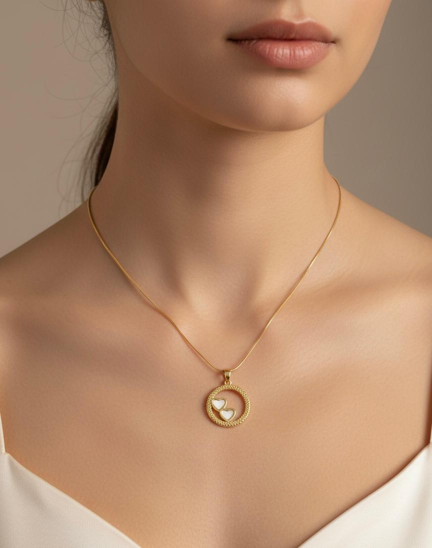Golden Capturing Hearts Pendant Chain