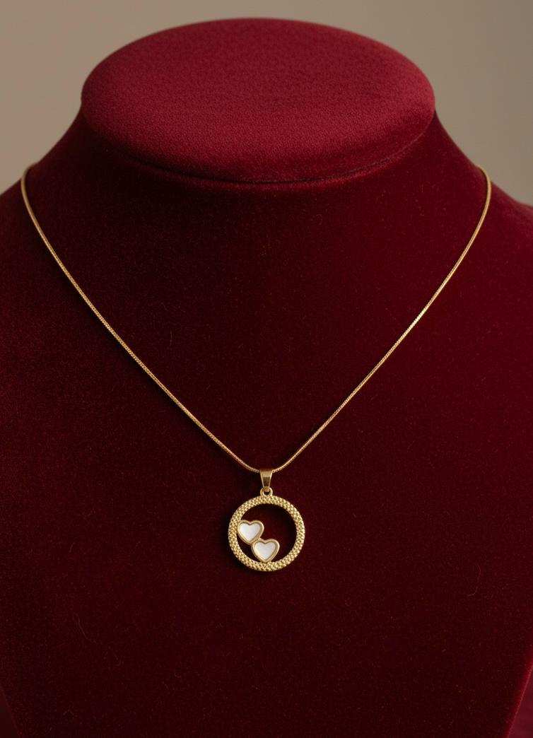 Golden Capturing Hearts Pendant Chain