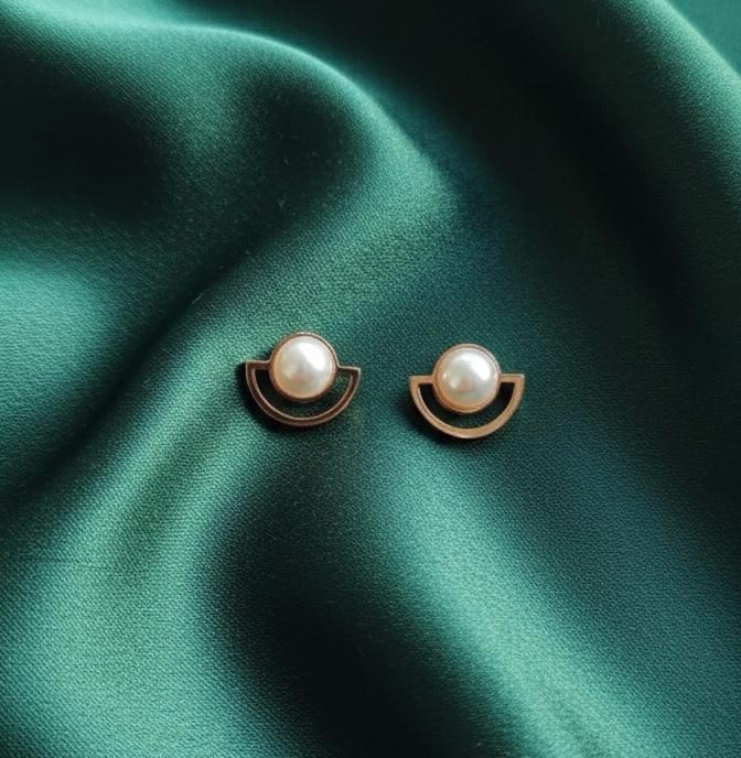 Pretty Pearl Rose Gold Stud Earrings
